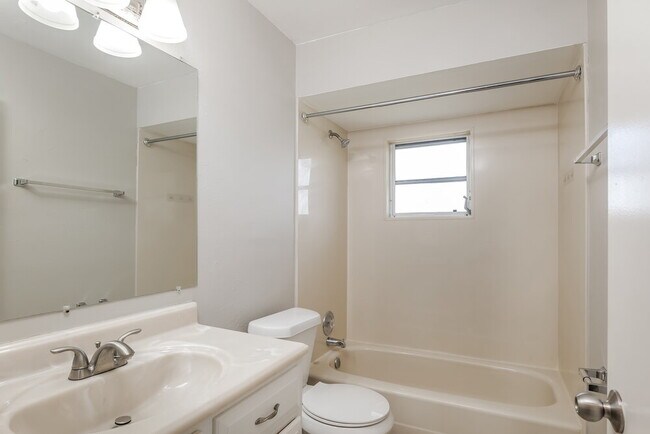 Building Photo - 4400 SW 6th Ave