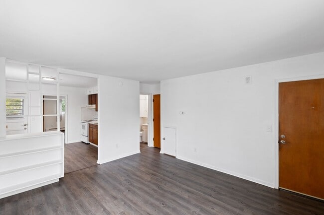 Interior Photo - Colonial Manor (GL62,LLC)
