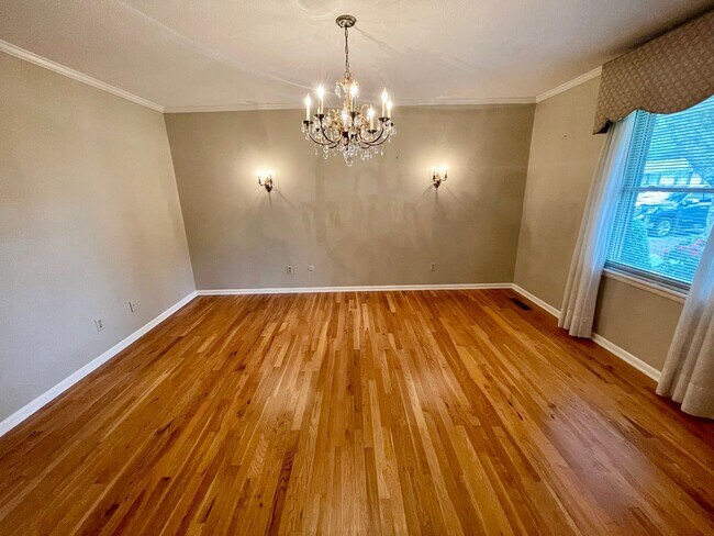 Building Photo - 3 bedroom 2.5 bath in the heart of Athens!...