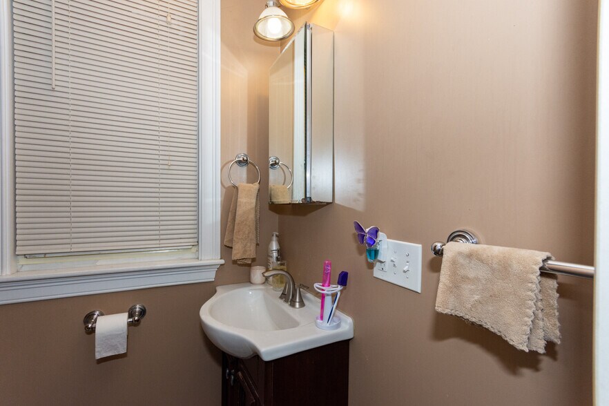 Building Photo - 21 Saint Lukes Rd