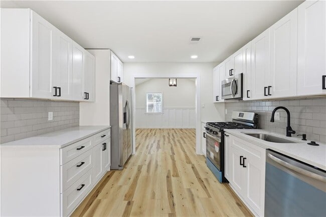 Building Photo - 19 Robin Hood Dr