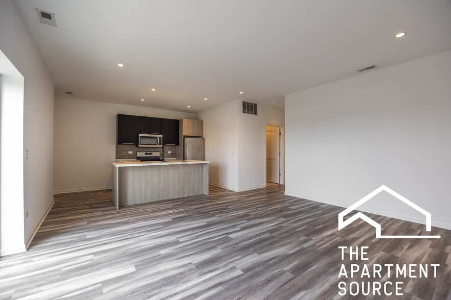 Building Photo - 2533 W Fullerton Ave