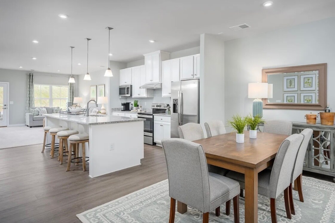 Building Photo - 736 Empire St