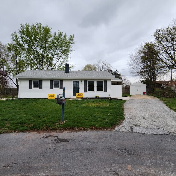 Building Photo - 4 Manor Ct