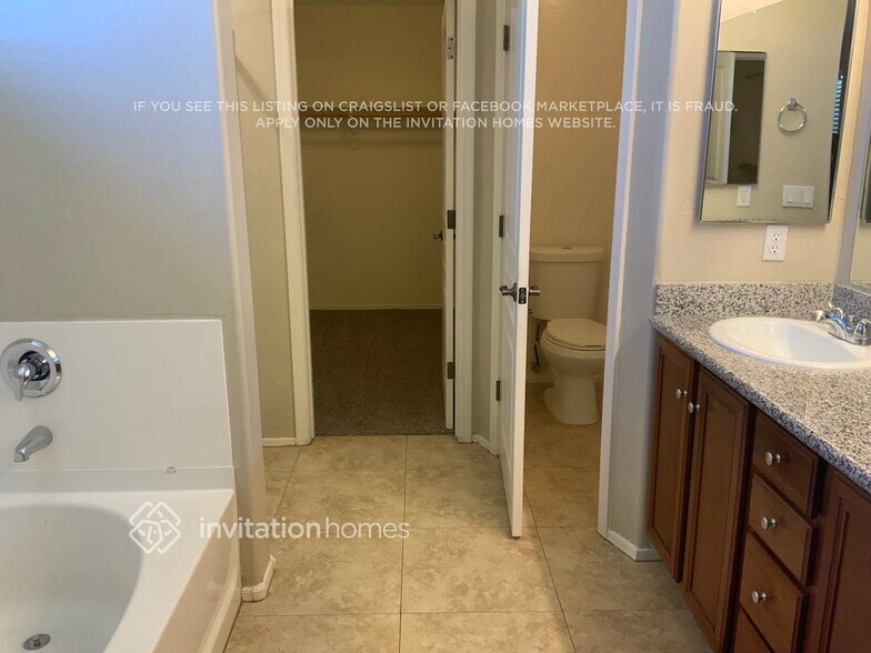 Building Photo - 1818 W Desert Seasons Dr