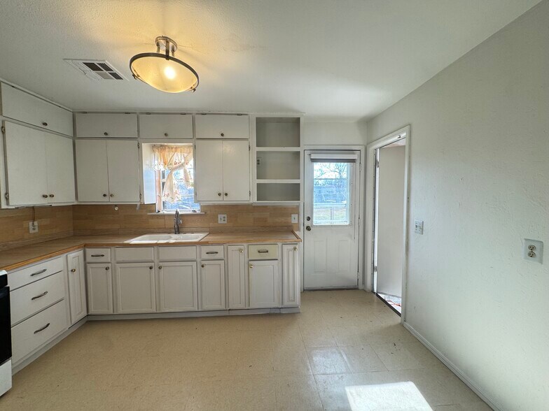 Building Photo - 3340 SW 23rd St