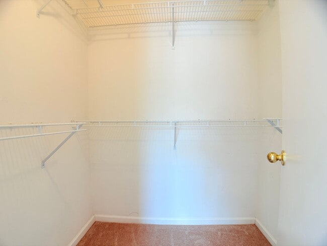 Building Photo - Move in Ready 2 bedroom condo Prime location