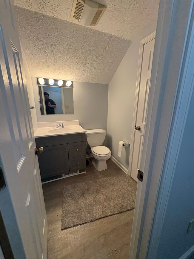 Building Photo - 3 Bd 1.5 Bath Single Family Home
