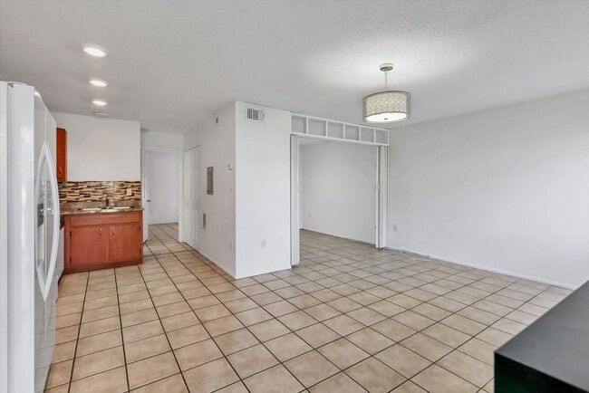 Building Photo - Nicely updated 2 bed/ 1 bath + Den near Sa...