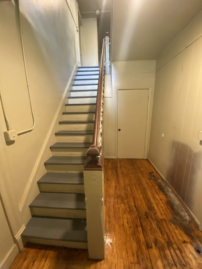 Building Photo - 2 Bed 1 Bath very close to UWEC available June 1st.