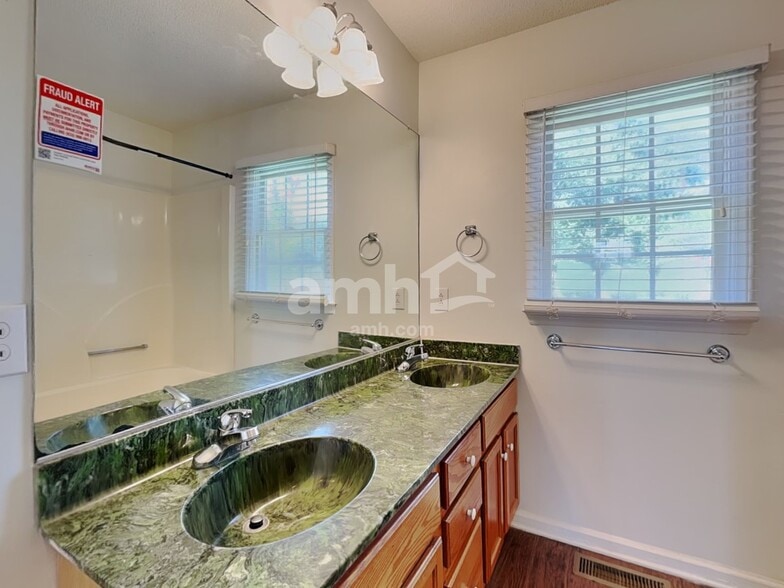 Building Photo - 272 Twin Creeks Rd