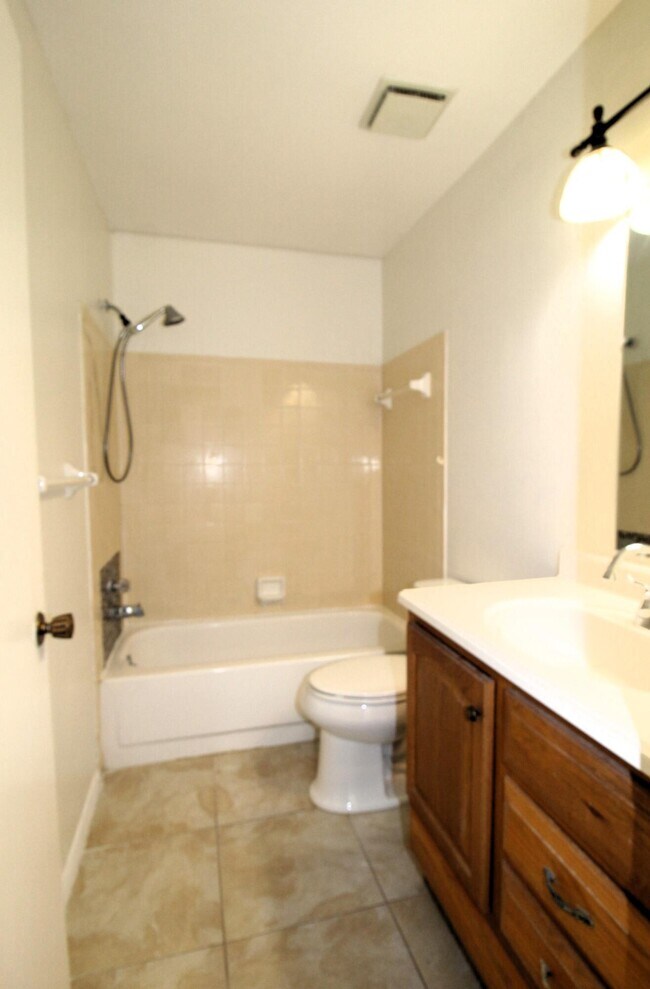 Building Photo - 1790 SE Ryecroft Ct