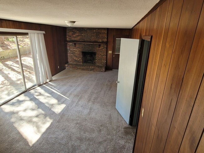 Building Photo - 6420 Cloverdale Dr