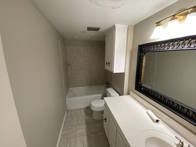 Building Photo - Great 3 bed 2 bath for Rent in Brandon 042!