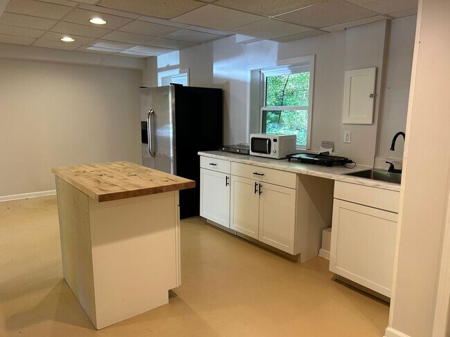 Building Photo - South AVL - 3/2 with Finished Basement!
