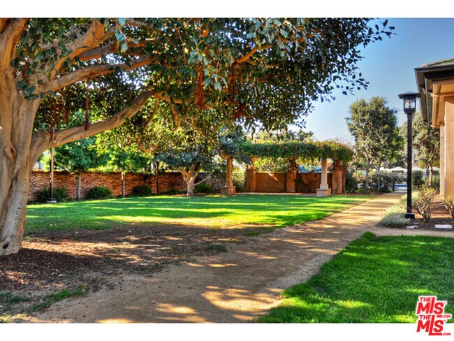 Building Photo - 5831 Seawalk Dr