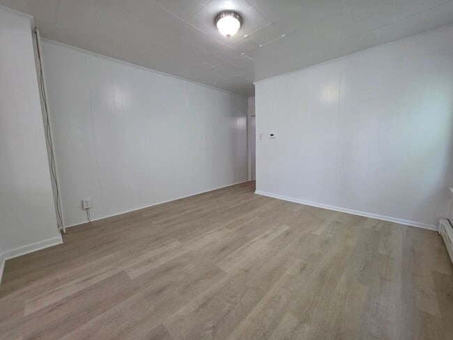 Building Photo - Beautiful Waterside 3 bedroom Single-Family Home - Catskill, NY