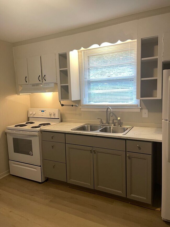 Building Photo - Sylvan Park!