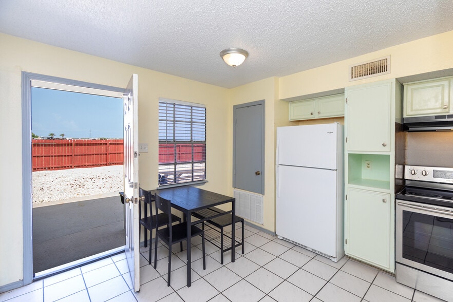 Building Photo - 15622 Cruiser St