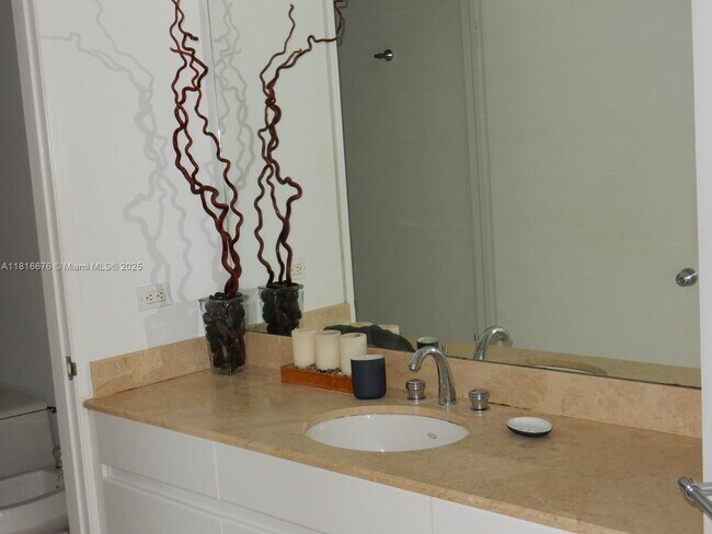 Building Photo - 848 Brickell Key Dr