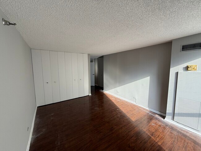 Building Photo - 200 N Dearborn St