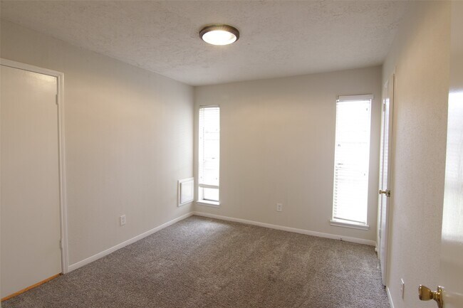 Building Photo - 15127 Grove Gardens Dr