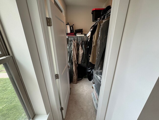 Building Photo - Stunning 2 Bed 2 Bath Interior Townhome In...