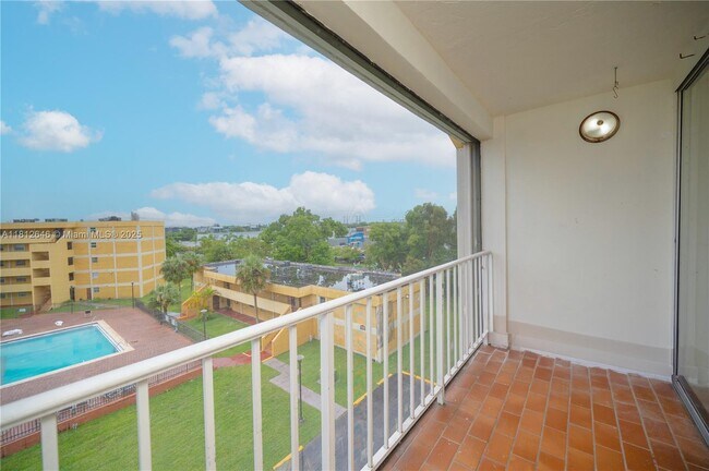 Building Photo - 9210 Fontainebleau Blvd