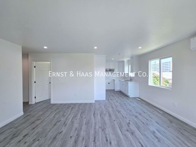 Building Photo - 1320 Lewis Ave