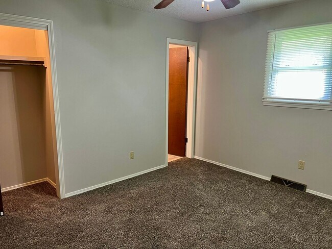 Building Photo - 3 Bed, 2 Bath in south central Springfield