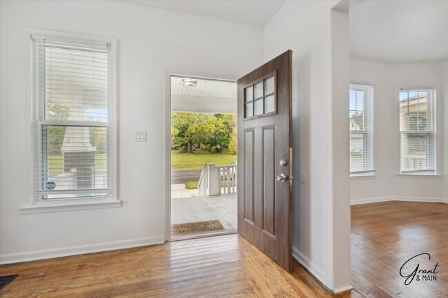 Building Photo - $1650 - Large 4 Bedroom, Renovated Home