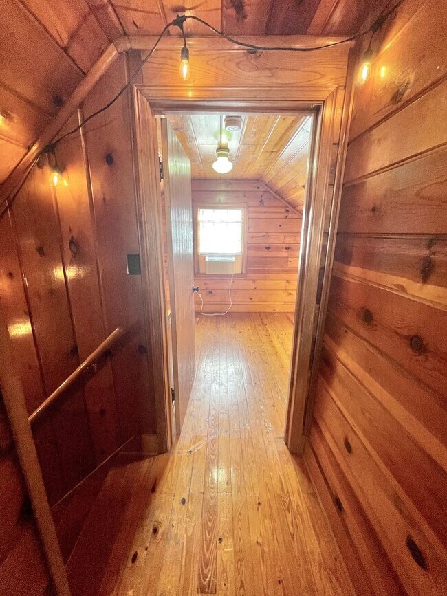 Building Photo - Very Unique 5 Bedroom Home on Large Lot