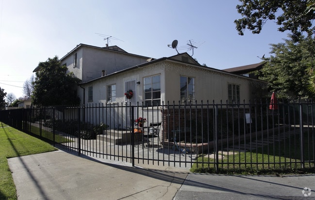 Primary Photo - 13330 Victory Blvd