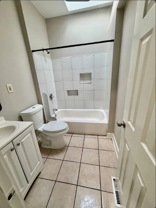 Building Photo - 4 Bedroom with 3 Bathrooms