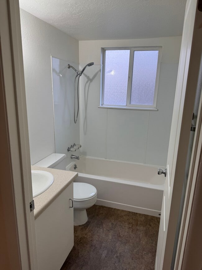 Building Photo - Magnussen Apartments