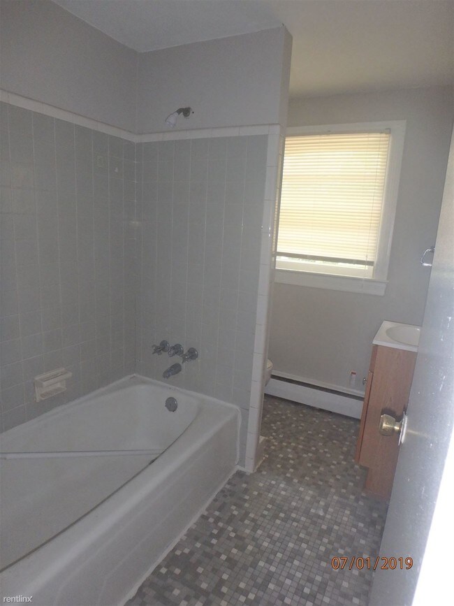 Building Photo - 2 br, 1 bath - East 3rd Street Apartments