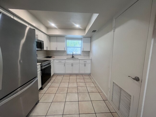Building Photo - 7108-7108 S Kissimmee St