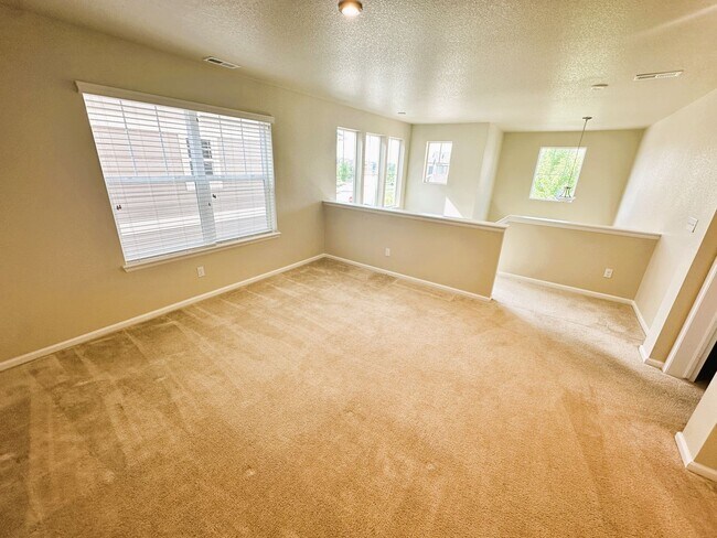 Building Photo - Beautiful 3 Bedroom Home (Available Immedi...