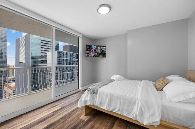 Building Photo - 1 SE 12th St