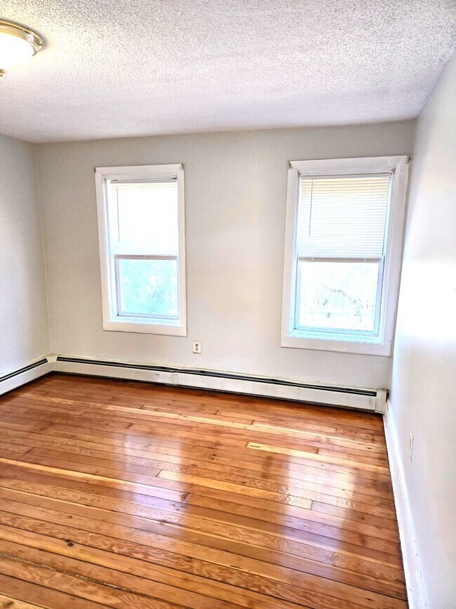 Building Photo - 31 Beecher St