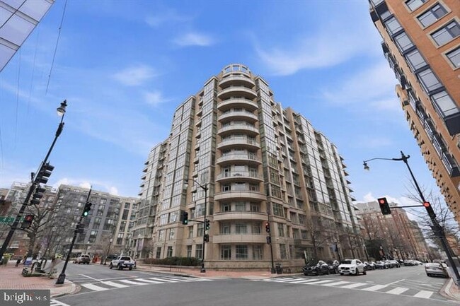 Building Photo - 811 4th St NW