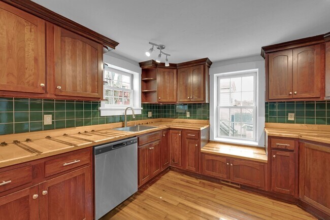 Building Photo - 22 School St