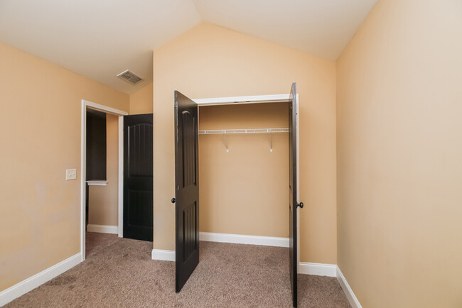 Building Photo - Fantastic Opportunity 5 Bedroom  3 Bath Ho...