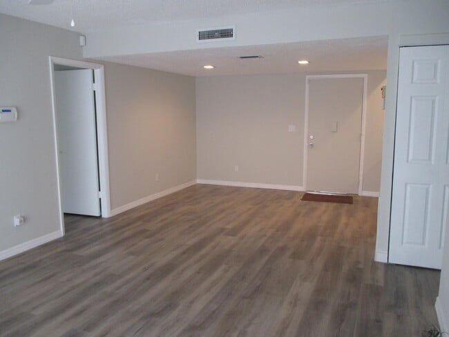 Building Photo - 106 Lake Evelyn Dr