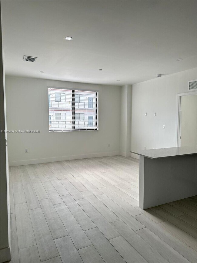 Building Photo - 909 E 24th St