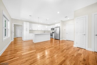 Building Photo - 9 N Beverwyck Rd