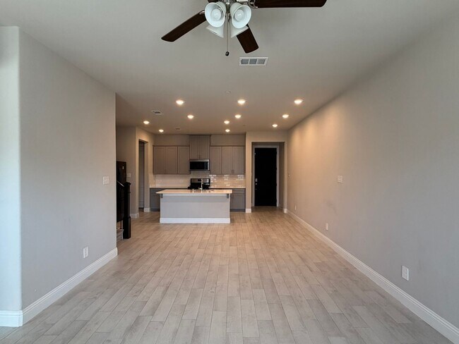 Building Photo - 624 Hutchinson Ln