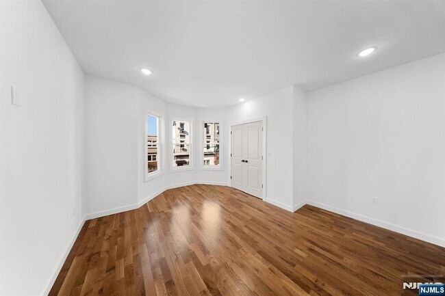 Building Photo - 319 William St