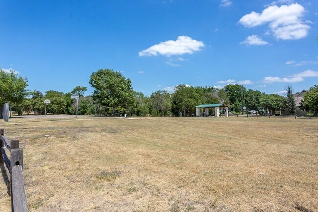 Building Photo - 2302 McCook Dr