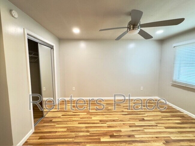 Building Photo - 208 E 45th Pl